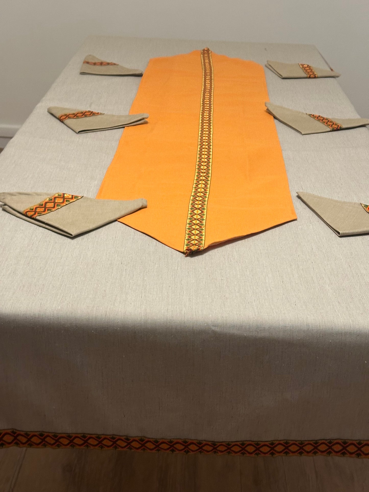 Ensemble de table : nappe 230/115 , chemin de table et  lot de 6 Torchons