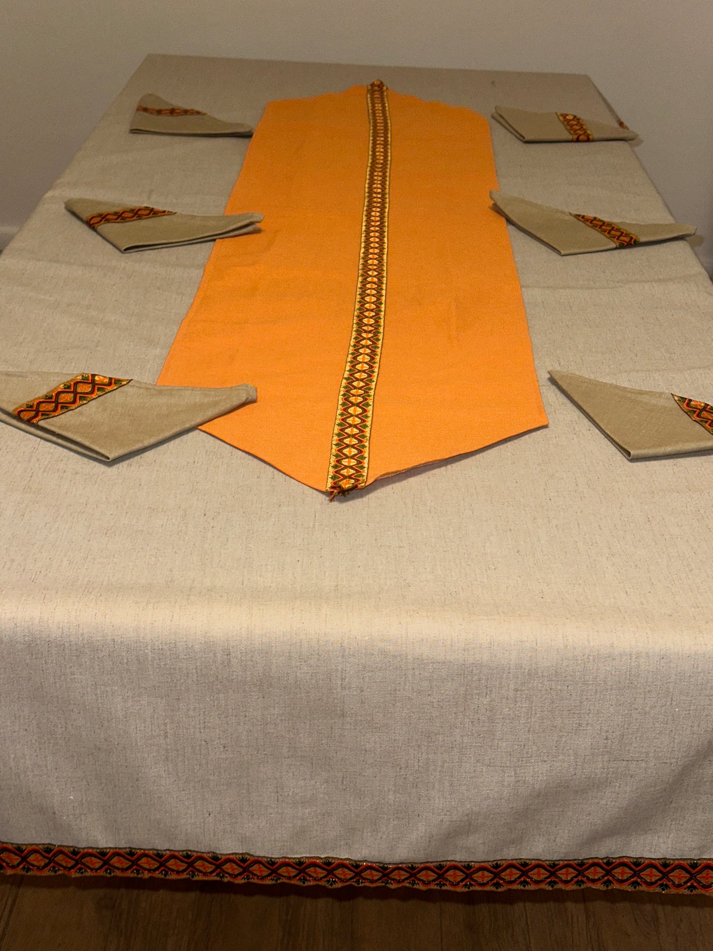 Ensemble de table : nappe 230/115 , chemin de table et  lot de 6 Torchons