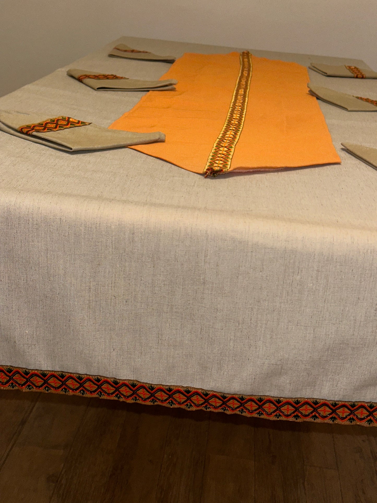 Ensemble de table : nappe 230/115 , chemin de table et  lot de 6 Torchons