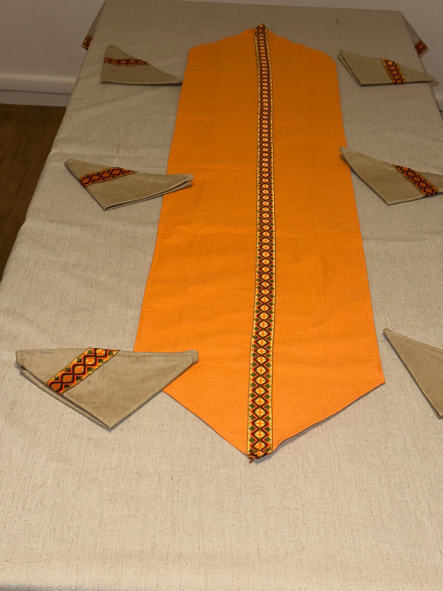 Ensemble de table : nappe 230/115 , chemin de table et  lot de 6 Torchons