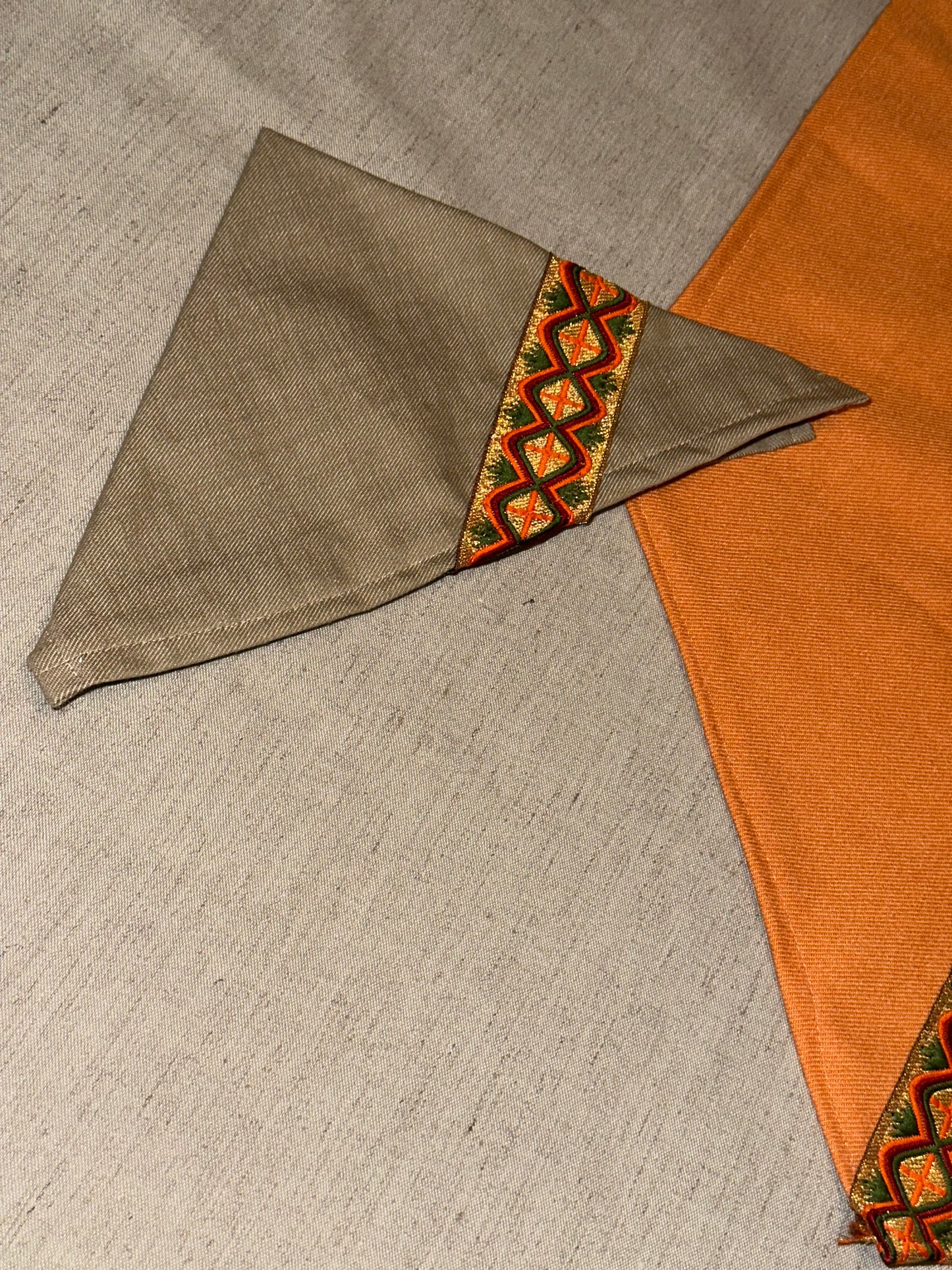 Ensemble de table : nappe 230/115 , chemin de table et  lot de 6 Torchons