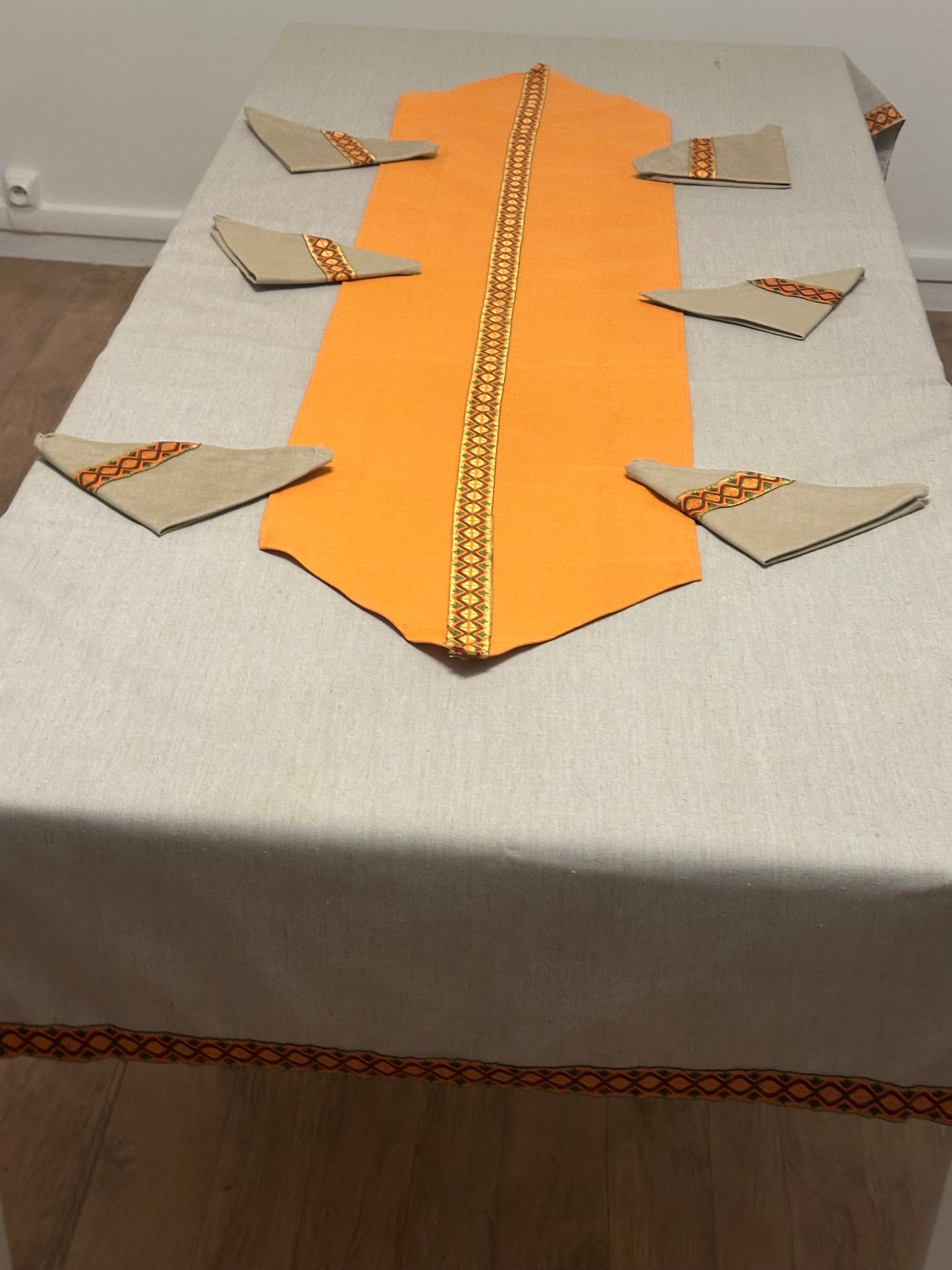 Ensemble de table : nappe 230/115 , chemin de table et  lot de 6 Torchons