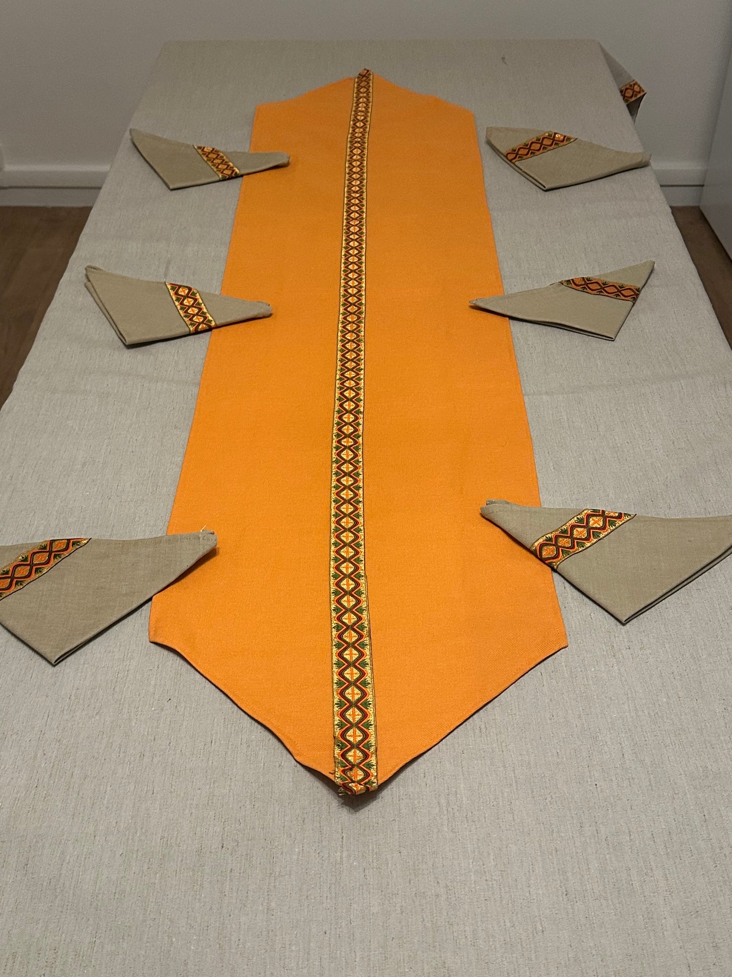 Ensemble de table : nappe 230/115 , chemin de table et  lot de 6 Torchons